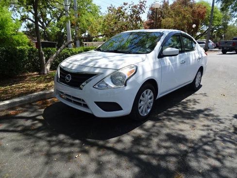 Used 2018 Nissan Versa SV image 2