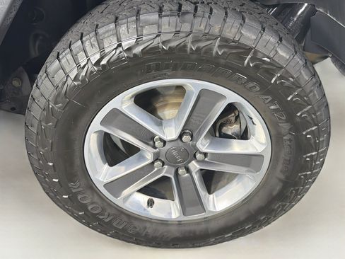 Used 2019 Jeep Wrangler Unlimited Sahara AWD/4WD image 11
