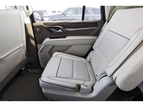 Used 2021 GMC Yukon Denali w/ Denali Premium Package image 12