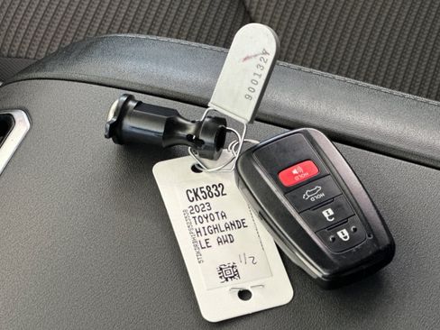 Used 2023 Toyota Highlander LE AWD/4WD image 33