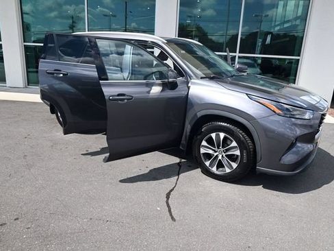 Used 2022 Toyota Highlander XLE AWD/4WD image 32