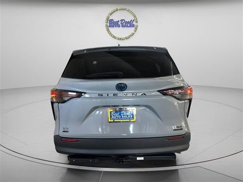 Used 2023 Toyota Sienna XLE Woodland Edition AWD/4WD image 4