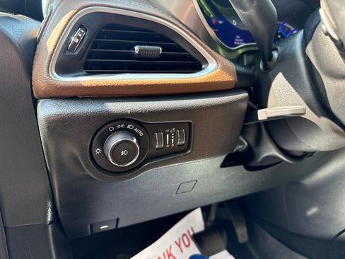 Used 2020 Chrysler Pacifica Limited w/ Advanced Safetytec Group FWD image 14