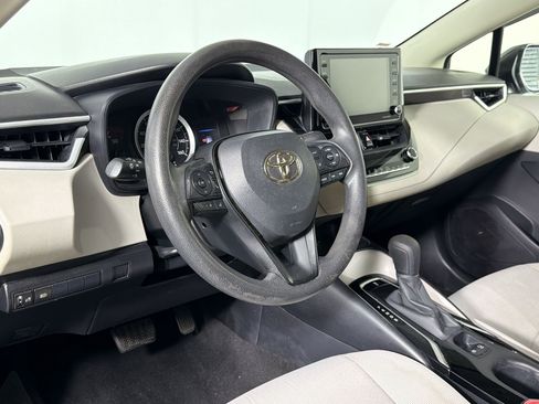 Used 2022 Toyota Corolla LE FWD image 3