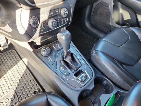 Used 2020 Jeep Cherokee Trailhawk image 17