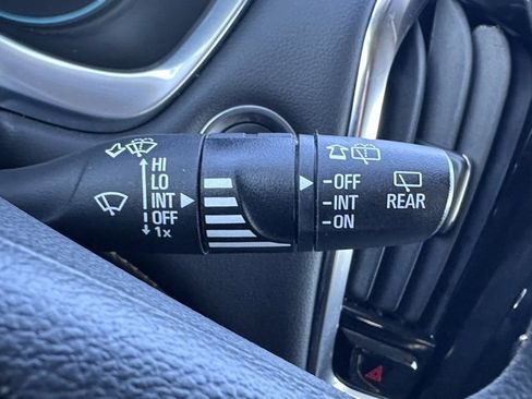 Used 2021 Chevrolet Traverse LS image 24