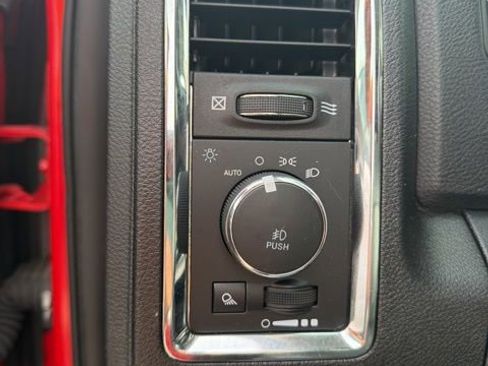 Used 2018 RAM 1500 Laramie w/ Convenience Group AWD/4WD image 18