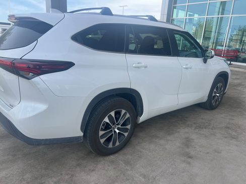 Used 2025 Toyota Highlander XLE image 11