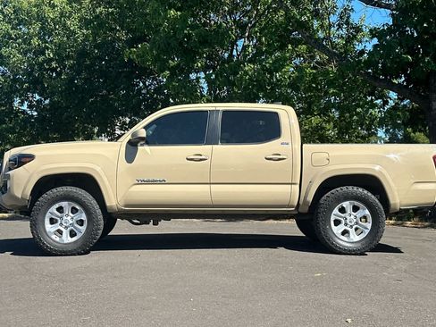 Used 2020 Toyota Tacoma SR5 AWD/4WD image 5