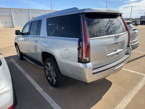 Used 2019 Cadillac Escalade ESV Premium Luxury image 6