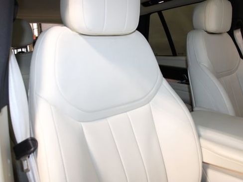Used 2025 Land Rover Range Rover SE image 40