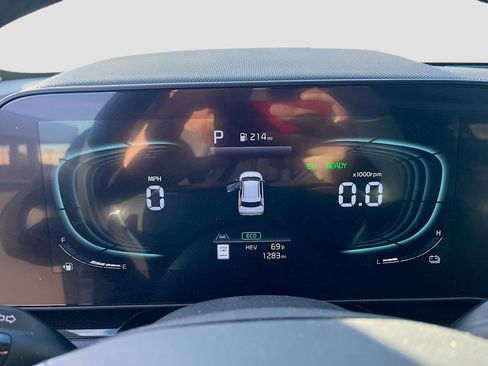 Used 2025 Kia Niro EX w/ EX Cold Weather Package image 12