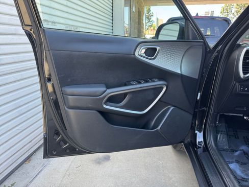 Used 2025 Kia Soul LX w/ LX Technology Package FWD image 18