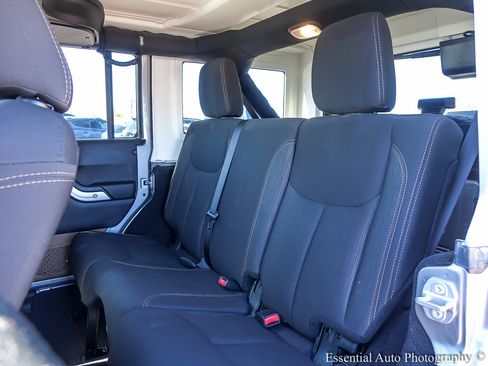 Used 2017 Jeep Wrangler Unlimited Sahara w/ Connectivity Group image 13