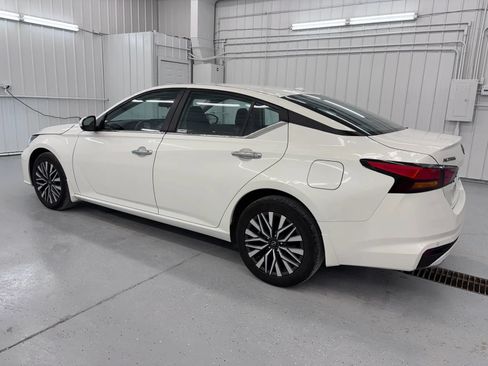 Used 2024 Nissan Altima 2.5 SV w/ SV Premium Package AWD/4WD image 3