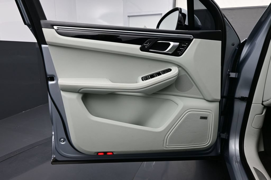 Certified 2023 Porsche Macan S AWD/4WD image 7