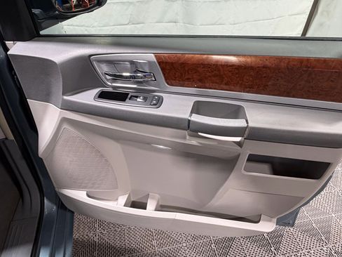 Used 2009 Chrysler Town & Country Touring w/ Flexible Seating Group image 14