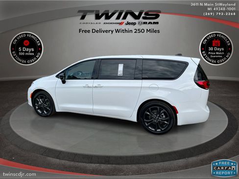 New 2026 Chrysler Pacifica Select image 7