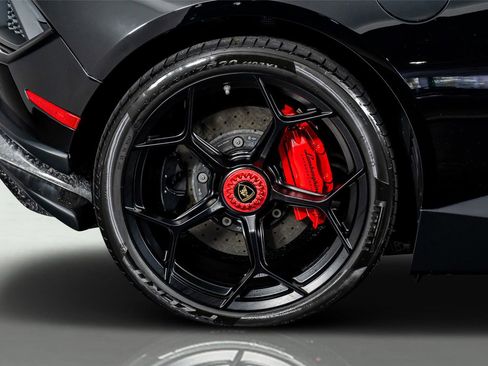 Used 2018 Lamborghini Huracan Performante AWD/4WD image 10