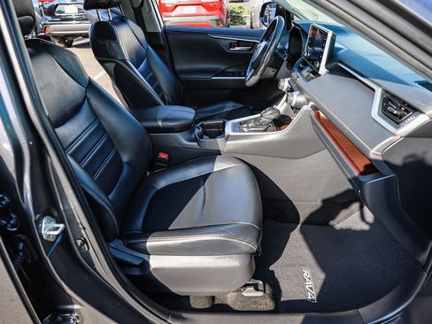 Used 2020 Toyota RAV4 Limited image 8