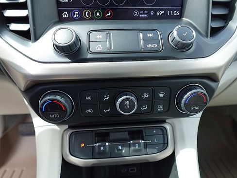 Used 2023 GMC Acadia Denali w/ Denali Ultimate Package AWD/4WD image 21