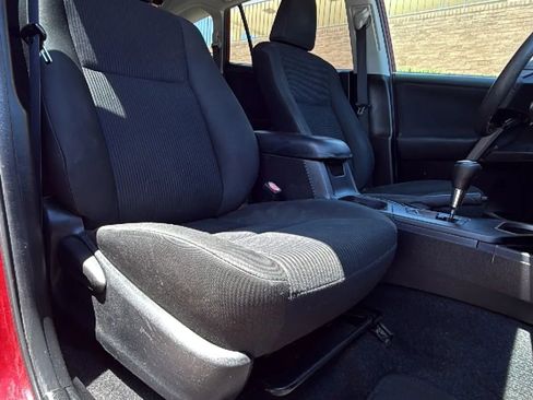 Used 2018 Toyota RAV4 LE FWD image 25