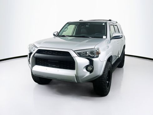Used 2020 Toyota 4Runner SR5 Premium w/ Moonroof Package RWD image 3