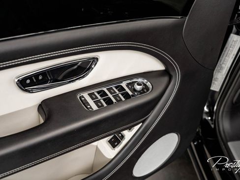 Used 2022 Bentley Bentayga image 25