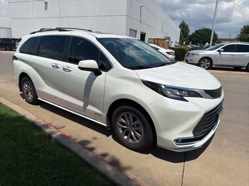 Used 2021 Toyota Sienna XLE FWD image 4