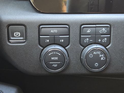 Used 2025 Chevrolet Silverado 1500 LT w/ Safety Package image 24