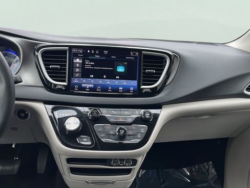 Used 2023 Chrysler Pacifica Touring-L FWD image 10
