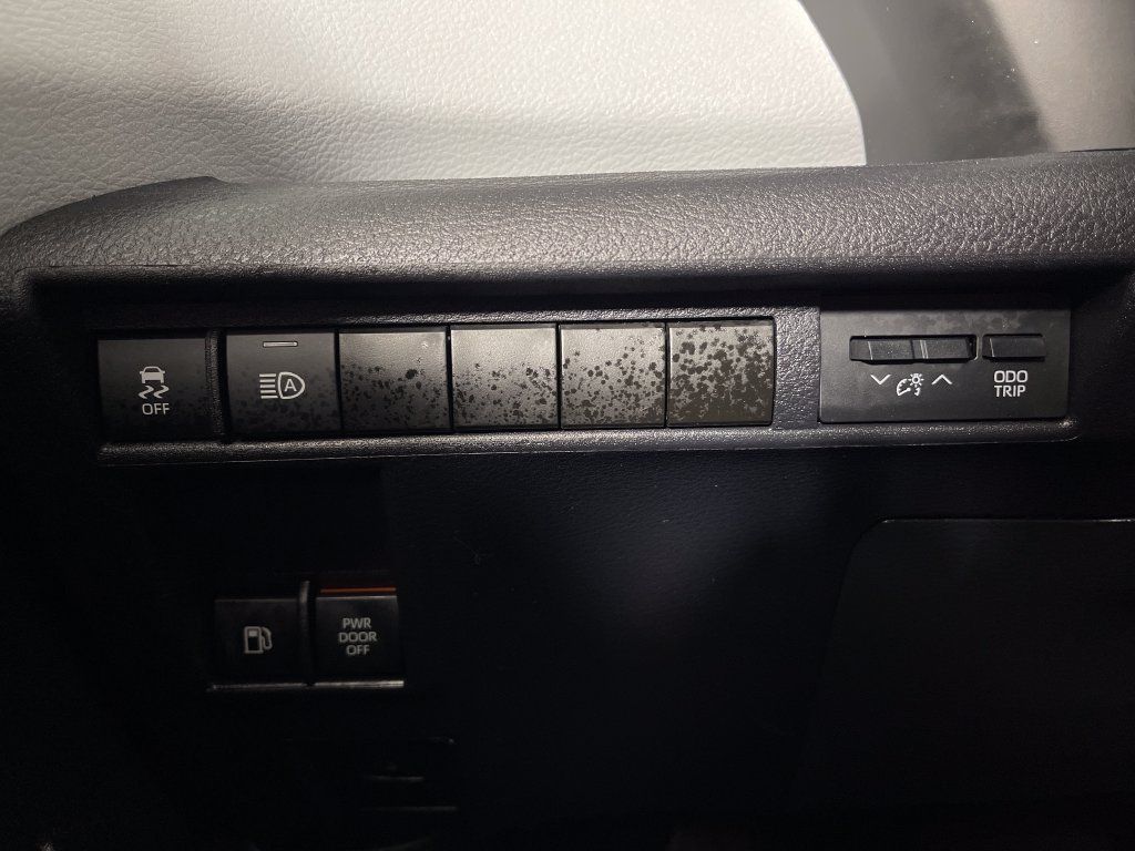 Certified 2025 Toyota Sienna XLE FWD image 28