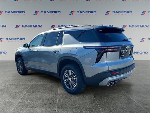 Used 2024 Chevrolet Traverse LT image 3
