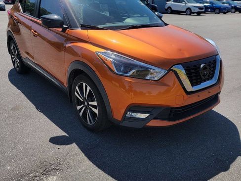 Used 2019 Nissan Kicks SR w/ SR Premium Package FWD image 3