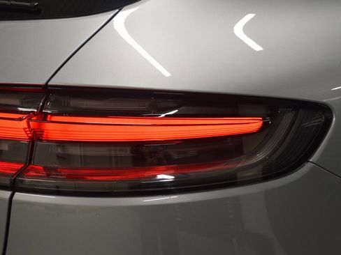 Certified 2025 Porsche Macan image 12