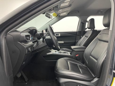 Used 2023 Ford Explorer XLT w/ Equipment Group 202A AWD/4WD image 17