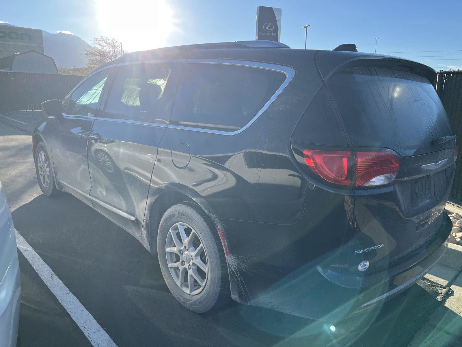 Used 2020 Chrysler Pacifica Touring-L FWD image 6