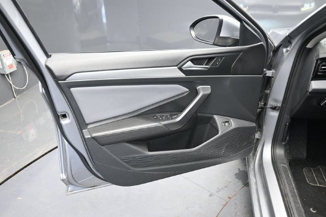 Used 2025 Volkswagen Jetta SE FWD image 11