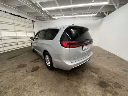 Used 2024 Chrysler Pacifica Touring-L FWD image 4