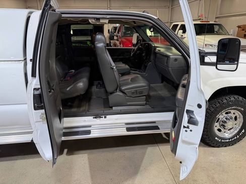 Used 2005 Chevrolet Silverado 2500 LT w/ Heavy-Duty Power Package AWD/4WD image 31