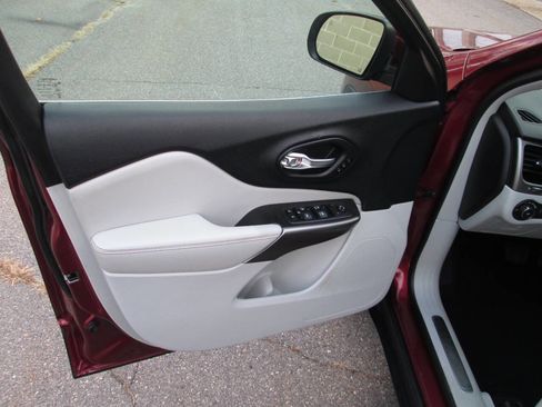 Used 2019 Jeep Cherokee Limited image 13