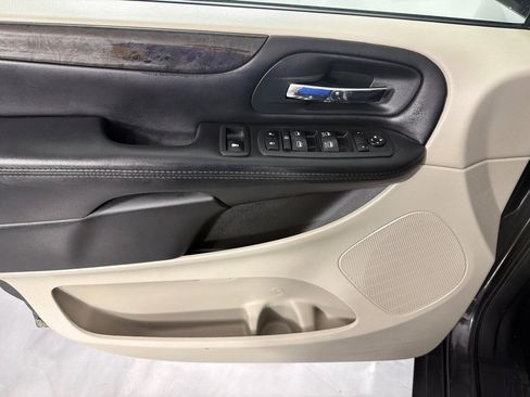 Used 2020 Dodge Grand Caravan SE w/ UConnect Hands-Free Group FWD image 11