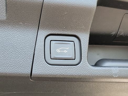 Used 2021 GMC Acadia SLE w/ Driver Convenience Package FWD image 9