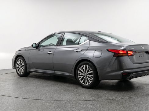 Used 2025 Nissan Altima 2.5 SV FWD image 6