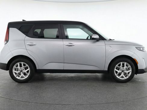 Used 2025 Kia Soul LX w/ LX Technology Package FWD image 11