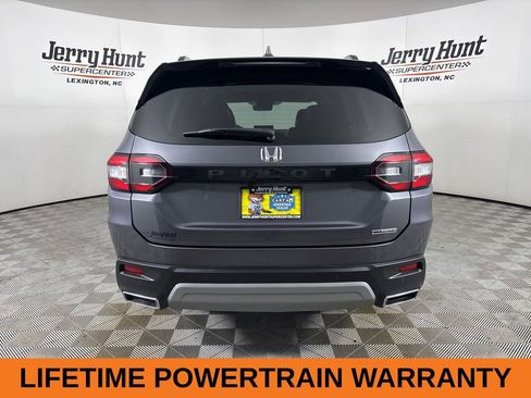 Used 2024 Honda Pilot Touring image 6