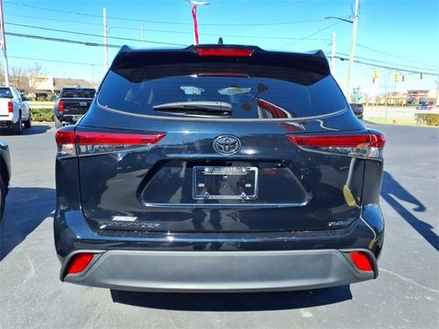 Used 2023 Toyota Highlander XLE image 2
