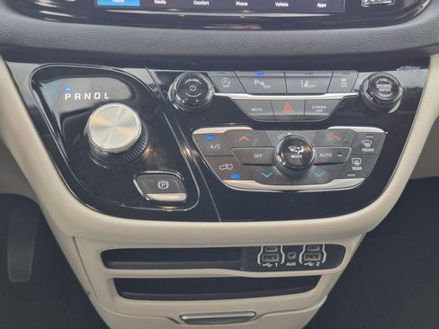 Used 2024 Chrysler Pacifica Touring-L FWD image 24