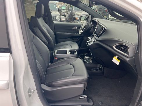 New 2026 Chrysler Pacifica Select image 11