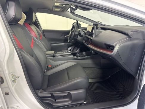 Used 2025 Toyota Prius Plug-In Hybrid FWD image 4